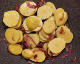 Foto del passaggio 3 della ricetta Salsicce, verze e patate