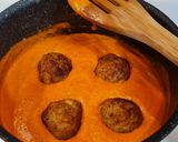 Foto del paso 8 de la receta: Albóndigas de rape y gambones en salsa de piquillo
