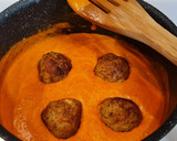 Foto del paso 8 de la receta: Albóndigas de rape y gambones en salsa de piquillo