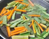 Foto del paso 3 de la receta: Atún marinado con verduras -en sartén-