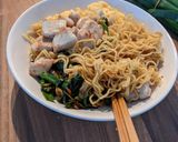 Foto langkah ke 5 dari resep Mie Goreng Kari Ayam.