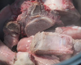 Foto del paso 3 de la receta: Cocido de judías pintas con carne y verduras
