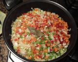 Foto del paso 3 de la receta Lentejas pardinas con verduras y salchichas frescas