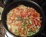 Foto del paso 3 de la receta: Lentejas pardinas con verduras y salchichas frescas