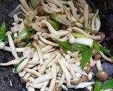 Foto langkah ke 3 dari resep Shimeji Tumis Daun Bawang.