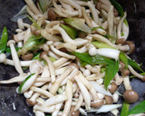 Foto langkah ke 3 dari resep Shimeji Tumis Daun Bawang.