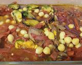Foto del paso 3 de la receta: Garbanzos de bote con pimientos de piquillo, calamares en salsa americana y mejillones de lata