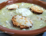Foto del paso 8 de la receta: Sopa de cebolla con huevo poché