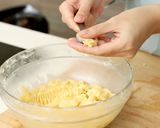 Foto langkah ke 4 dari resep Strawberry Thumbprint Cookies Devina Hermawan.