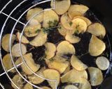 A picture of step 3 of Homemade herb-fried potato chips.