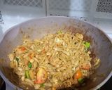 Foto langkah ke 3 dari resep Kwetiau Goreng Udang.