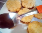 Foto del paso 6 de la receta: Alfajores con masa de coco relleno de frosting de chocolate
