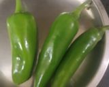 A picture of step 1 of Fry green chilli.