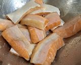 รูปขั้นตอนการทำที่ 1 ของ ข้าวหน้าท้องปลาแซลมอนย่างราดซอสญี่ปุ่น