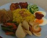 Foto langkah ke 5 dari resep Nasi kuning komplit.