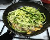 Foto del paso 5 de la receta Espagueti de calabacín salteados con ajo laminado y gambón