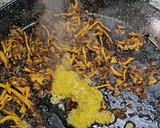 Foto del paso 7 de la receta: Arroz salchichas, pollo y camagrocs (rebozuelos)