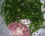 รูปขั้นตอนการทำที่ 1 ของ หมูผัดดอกกุยช่าย
