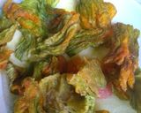 Foto del passaggio 6 della ricetta Tagliolini, crema di zucchine e pinoli con fiori croccanti
