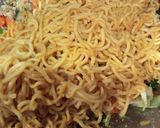 Foto langkah ke 4 dari resep Mie Goreng Jawa Ayam Sosis.