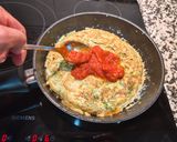 Foto del paso 16 de la receta Tortilla de brócoli con sobre mesa de tomate