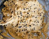 Hình bước làm 4 của món Vào bếp cùng con: Bánh quy bơ chocolate chips dẻo mềm, ít ngọt, không cần máy đánh, cho lễ Halloween