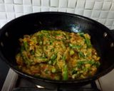 A picture of step 8 of Bhindi Masala.