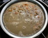 Une image de l'étape 10 de Bouillon de gambas à l’ail et herbes aromatiques.