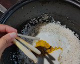 Foto langkah ke 3 dari resep 208. Nasi Kuning Rice Cooker Gurih Simpel.