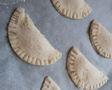 Foto del paso 2 de la receta: Empanadillas de pan de molde y queso