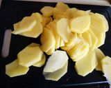 Foto del paso 1 de la receta: Patatas con tomate