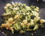 Foto del paso 4 de la receta: Brócoli y coliflor con quinoa🥦