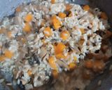 Foto del passaggio 7 della ricetta Risotto con funghi e zucca