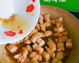 Hình bước làm 2 của món Thịt ba rọi kho trứng cút