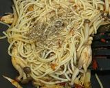 Foto langkah ke 2 dari resep Spaghetti Aglio Olio Jamur Shimeji.