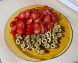 Foto del passaggio 1 della ricetta Scrocchiarella pomodori 🍅 e olive 🫒 🏳️‍🌈☮️🇺🇦