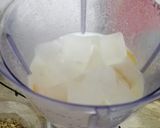 A picture of step 2 of Peach, mango and banana shake.