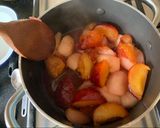 A picture of step 5 of Spices Plum and pear crumble 🍐🍑.
