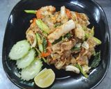 รูปขั้นตอนการทำที่ 8 ของ ก๋วยเตี๋ยวผัดซีอิ้วปลาหมึก