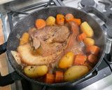 Une image de l'étape 11 de Rouelle de porc confite aux pommes de terre, carottes et champignons.