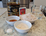 Foto del paso 1 de la receta: Pan integral exprés, sin amasado ni reposo