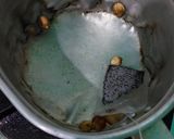 Foto langkah ke 1 dari resep Teh Susu Rempah Arab (Syai Haleeb) with kurma.
