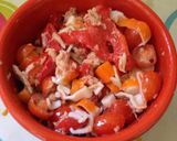 Foto del paso 2 de la receta Ensalada de pimientos en tiritas con atún y bocas de mar