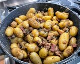 Une image de l'étape 16 de Pommes grenailles au lard, aubergine et oignons roses.