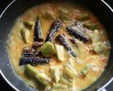 Foto langkah ke 4 dari resep Tongkol Terong Pedas Kuah Santan.