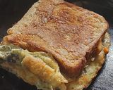 चिझी आमलेट सँडविच (cheesy omelette sandwich recipe in marathi) रेसिपी स्टेप 3 फोटो 