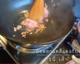รูปขั้นตอนการทำที่ 3 ของ ผัดดอกแคสีแดงกับหมูสับ