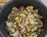 Foto del passaggio 2 della ricetta Vellutata di Funghi con Patate Rosse e Briciole di Speck Croccante