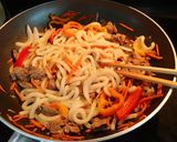 Hình bước làm 2 của món Udon xào thịt bò