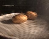 Hình bước làm 1 của món Jacket potato - món ngon cho bé trong 15 phút